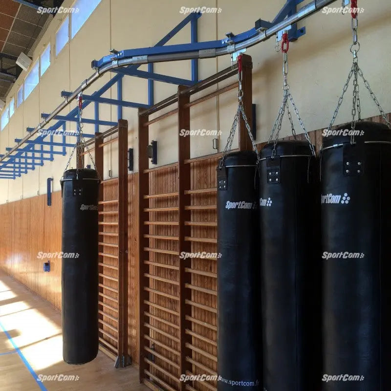 SportCom Wandmontierte Schiene für Sandsäcke, in Blau mit Sandsäcken, Schrägansicht