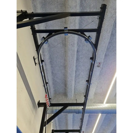 SportCom Wandmontierte Schiene für Sandsäcke, Detail des Schienenbogens an der Decke