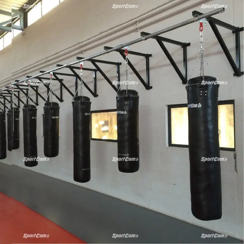 SportCom Wandmontierte Schiene für Sandsäcke, in der Sporthalle, Blick entlang der Wand