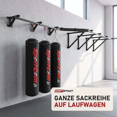 SportCom Wandmontierte Schiene für Sandsäcke in einem hellen Boxgym