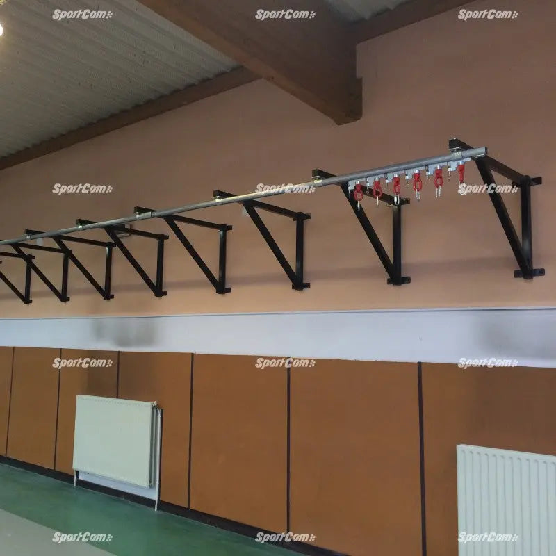 SportCom Wandmontierte Schiene für Sandsäcke, an einer Holzwand montiert ohne Sandsäcke