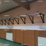 SportCom Wandmontierte Schiene für Sandsäcke, an einer Holzwand montiert ohne Sandsäcke