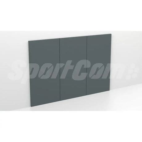 SportCom Wandpolster Standard, graues Polster 1,50 × 1 m an weißer Wand