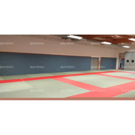 SportCom Wandpolster Standard, dunkelgraue Polster hinter graugrün-roter Mattenfläche