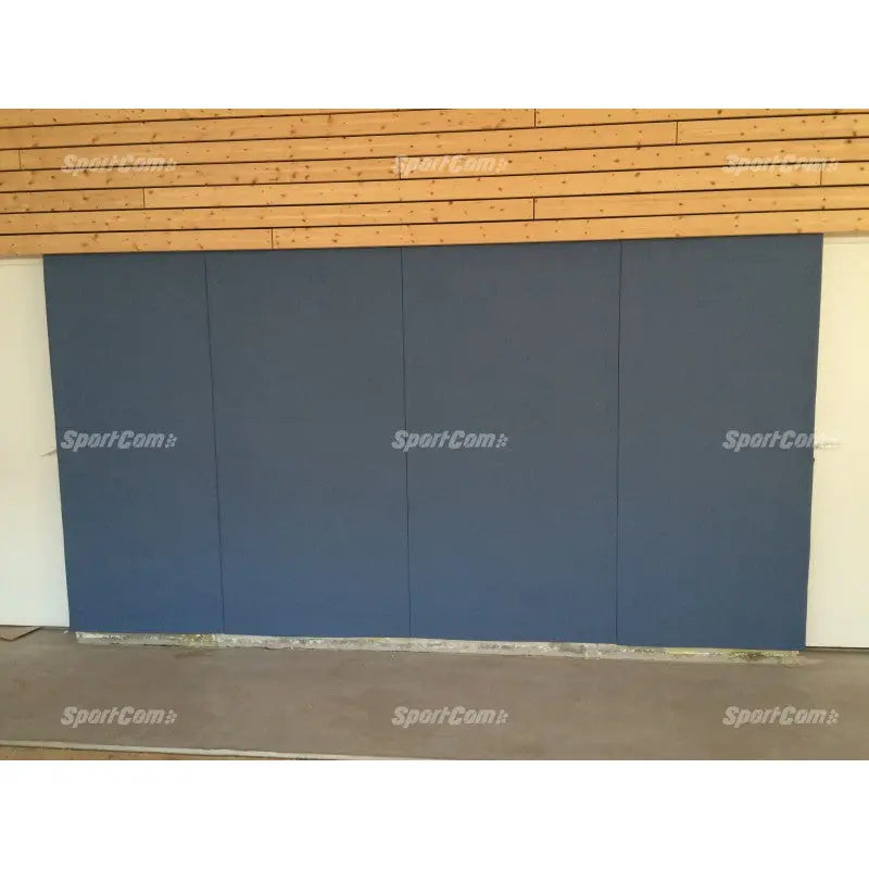 SportCom Wandpolster Standard, blaugraue Polster an einer Holzwand, Frontansicht