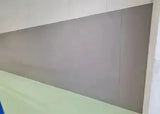 SportCom Wandpolster Standard SC-16211, graue Platten über grünem Boden bis zur Raumecke rechts