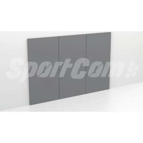 SportCom Wandpolster Standard, hellgraues Polster 2 × 1 m, Schrägansicht an weißer Wand