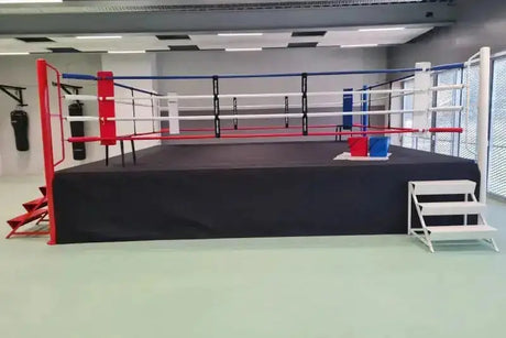 SportCom Wettkampf-Boxring mit 1 m Podium, mit Treppe in einem Trainingsraum
