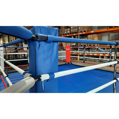 SportCom Wettkampf-Boxringseil mit Hülle, Ringecke in einer Lagerhalle mit Seilhüllen und Verbindungsgurten