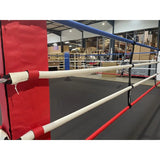 SportCom Wettkampf-Boxringseil mit Hülle, Seitenansicht der Seile an der roten Ringecke in einer Halle
