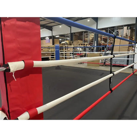 SportCom Wettkampf-Boxringseil mit Hülle, Seitenansicht der Seile an der roten Ringecke in einer Halle