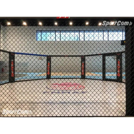 SportCom Wettkampf-MMA-Käfig 7 m auf Podium, Blick durch das Maschengeflecht auf die gegenüberliegende Seite