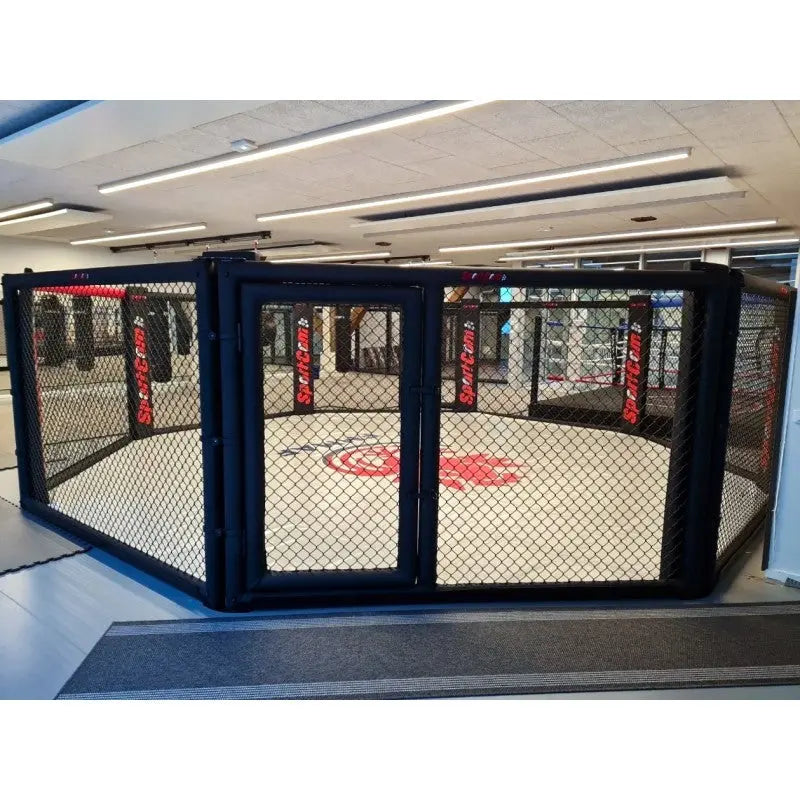 SportCom Wettkampf-MMA-Käfig 7 m auf Podium, Blick auf die Tür mit blauem Rahmen im Innenbereich