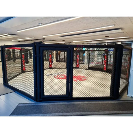 SportCom Wettkampf-MMA-Käfig 7 m auf Podium, Blick auf die Tür mit blauem Rahmen im Innenbereich
