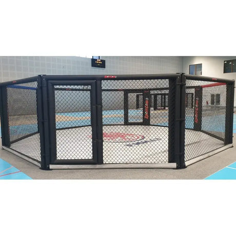 SportCom Wettkampf-MMA-Käfig 7 m auf Podium, Blick auf die geschlossene Käfigtür in der Sporthalle