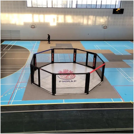 SportCom Wettkampf-MMA-Käfig 7 m auf Podium, in der Sporthalle von oben mit Blick auf die gesamte Grundfläche