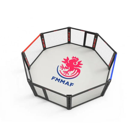 SportCom Wettkampf-MMA-Käfig 7 m auf Podium, Render in Schrägansicht, Oktagon mit rot-blauen Eckpolstern und FMMAF-Logo auf dem Boden