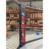 SportCom Wettkampf-MMA-Käfig Performance Oktagon, Detail des Eckpfostens mit Polster und Maschendraht im Lager