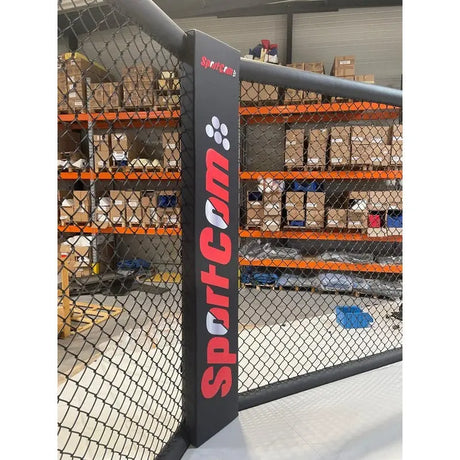 SportCom Wettkampf-MMA-Käfig Performance Oktagon, Detail des Eckpfostens mit Polster und Maschendraht im Lager