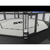 SportCom Wettkampf-MMA-Käfig Performance Oktagon, Detail der gepolsterten Pfosten mit rotem Logo und Maschendraht
