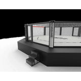 SportCom Wettkampf-MMA-Käfig Performance Oktagon, Detail der Treppe und des Podiums in niedriger Perspektive