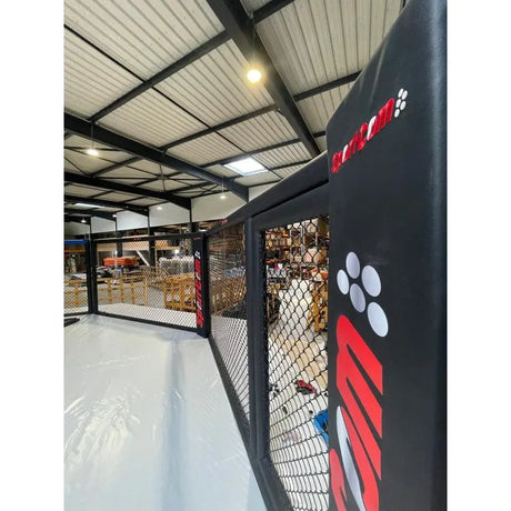 SportCom Wettkampf-MMA-Käfig Performance Oktagon, Blick entlang der Käfigwand zur Tür im Lager