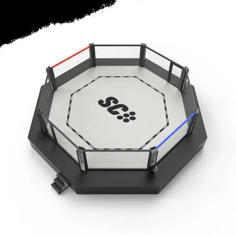 SportCom Wettkampf-MMA-Käfig Performance Oktagon, Render in Schrägansicht mit rotem und blauem Eckpolster auf schwarzem Podium