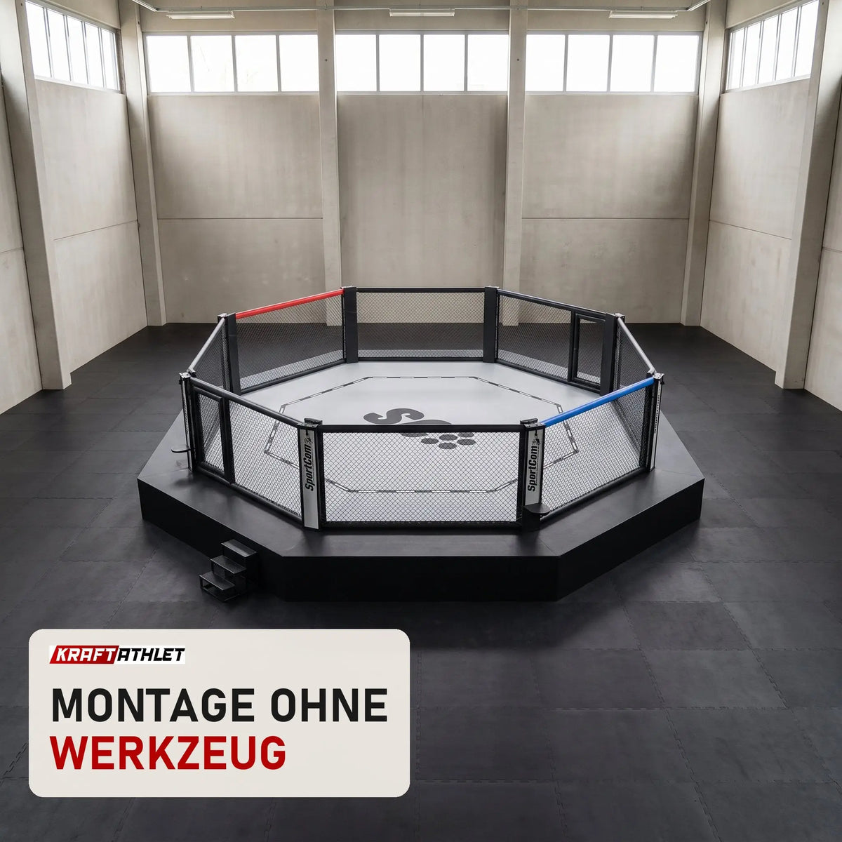 SportCom Wettkampf-MMA-Käfig Performance Oktagon in einer hellen Kampfsporthalle