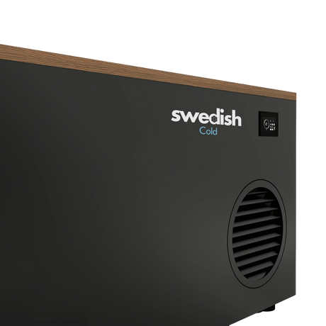 Swedish Cold Generation 4S Eisbad – Detail der Seitenwand mit Logo und Lüftungsgitter