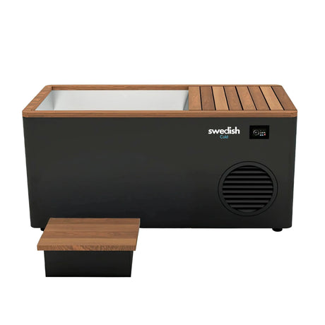 Swedish Cold Generation 4S Eisbad – Frontansicht mit Holzdeckel und Stufe
