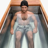 Swedish Cold Generation 4S Eisbad – Mann sitzt im Wasser des Edelstahlbeckens, Blick von oben