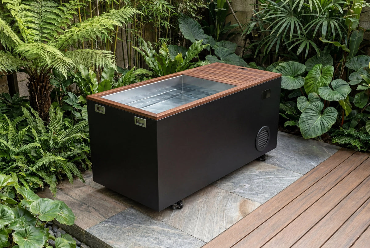 Swedish Cold Generation 4S Eisbad – aufgestellt auf einer Holzterrasse im Garten zwischen Pflanzen