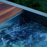 Swedish Cold Generation 5 Eisbad, Blick auf das Wasser mit Eiskristallen