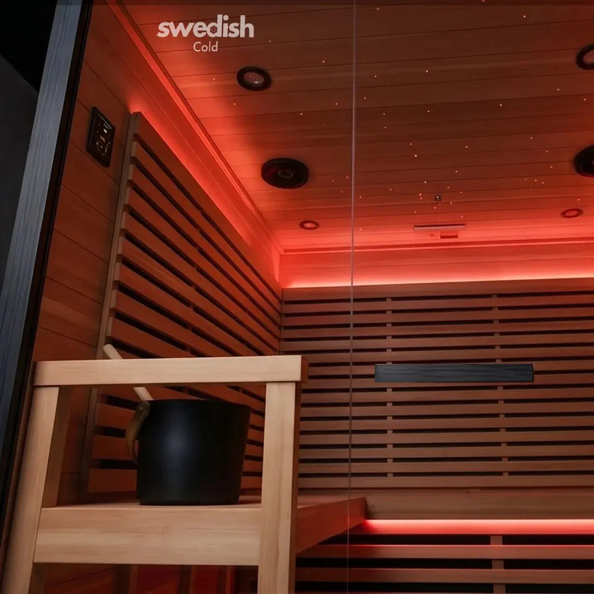 Swedish Cold Hybrid Sauna, Innenraum mit rotem Licht und Aufgusskübel