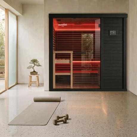 Swedish Cold Hybrid Sauna, in einem hellen Raum mit Yogamatte