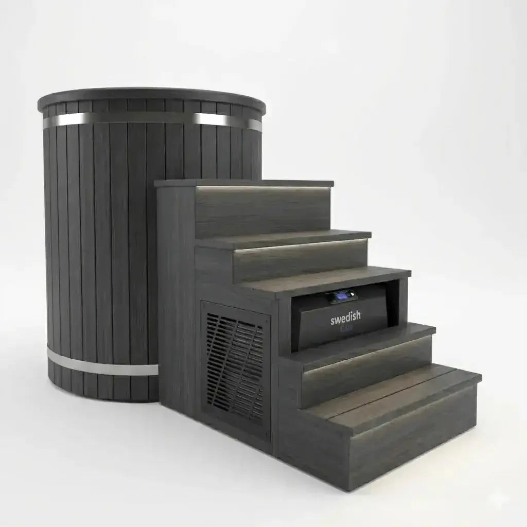 Swedish Cold Nordic Tub Eisbad – Schrägansicht mit Treppe und Display am Kühlmodul