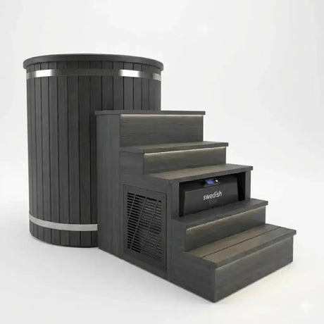 Swedish Cold Nordic Tub Eisbad – Schrägansicht mit Treppe und Display am Kühlmodul