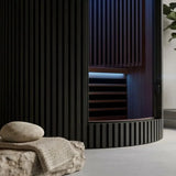Swedish Cold Sanctuary Solo Infrarotsauna in Schwarz, Detail der Lamellenverkleidung mit Handtuch davor