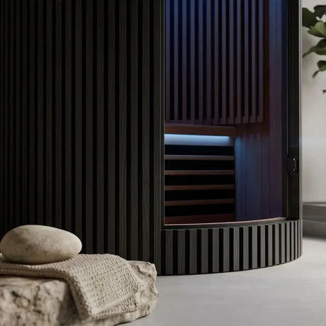 Swedish Cold Sanctuary Solo Infrarotsauna in Schwarz, Detail der Lamellenverkleidung mit Handtuch davor