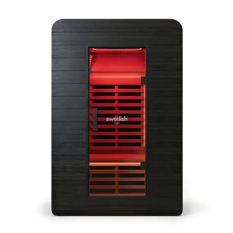 Swedish Cold Ultimate Lux Infrarotsauna, Frontansicht mit schwarzer Hülle und rot beleuchtetem Innenraum