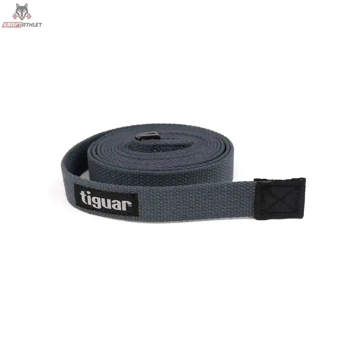tiguar Yogagurt Graphit, aufgerollter grauer Gurt mit Metallschnalle und Logo-Label, Schrägansicht