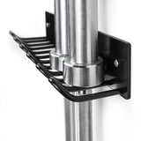 tiguar Hantelstangen-Wandhalter für 5 Stangen, Detail der Halterung mit eingehängter Stange