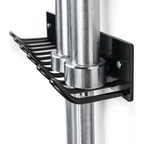 tiguar Hantelstangen-Wandhalter für 5 Stangen, Detail der Halterung mit eingehängter Stange