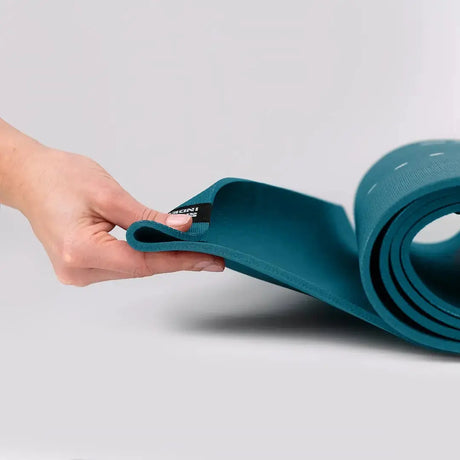 tiguar Yoga-Basismatte Marine Yogamatte, Hand rollt die Matte seitlich aus