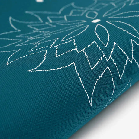 tiguar Yoga-Basismatte Marine Yogamatte, schräge Nahaufnahme des weißen Mandala-Aufdrucks