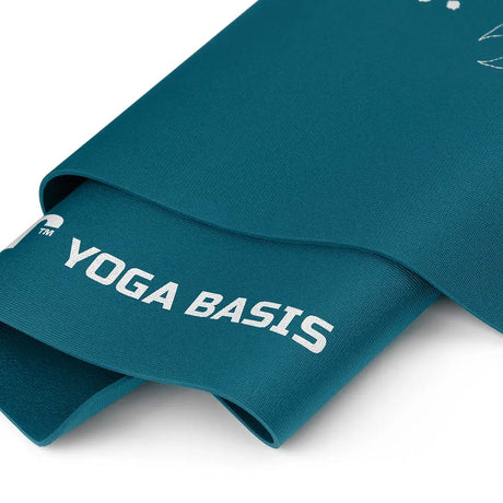 tiguar Yoga-Basismatte Marine Yogamatte, Detail des weißen Yoga-Basis-Schriftzugs auf der gefalteten Matte