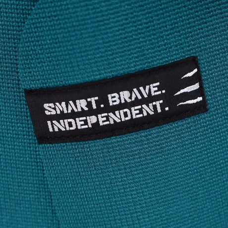 tiguar Yoga-Basismatte Marine Yogamatte, Detail des Stoffetiketts mit Schriftzug Smart Brave Independent
