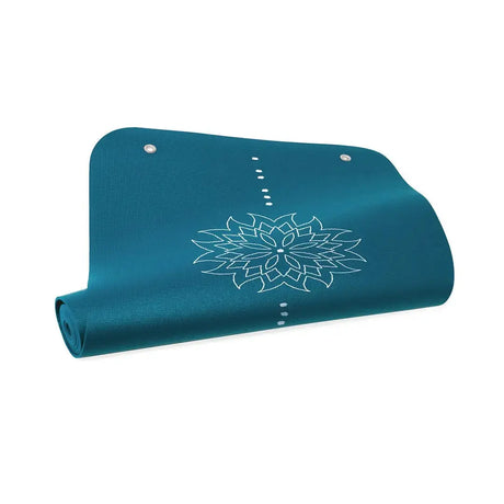 tiguar Yoga-Basismatte Marine Yogamatte, halb aufgerollt mit Mandala-Motiv und Ösen, Schrägansicht