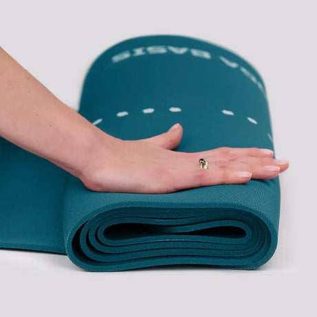 tiguar Yoga-Basismatte Marine Yogamatte, Hand liegt flach auf der gerollten Matte mit Punktlinie
