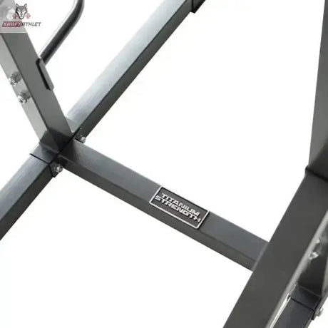 Titanium Strength 115PM Klimmzugstation Deluxe Detail der Bodenstreben mit Typenschild